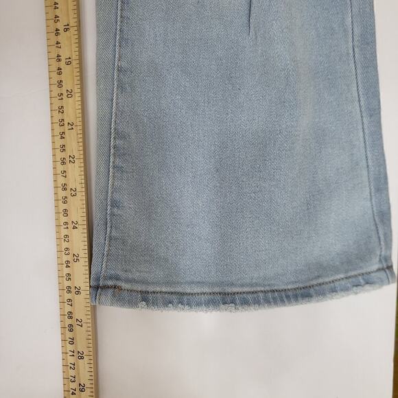 NWT ALMOST FAMOUS Light Wash 90s Fit Distressed Jeans Size 7 - Picture 9 of 9